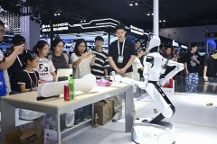 记者陈浩明摄参不雅者正在2025世界人工智能大会